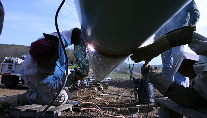 Stick welding on a large-diameter pipeline